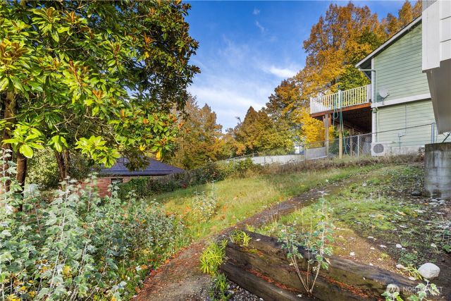 900 NE 105th St, Seattle, WA 98125