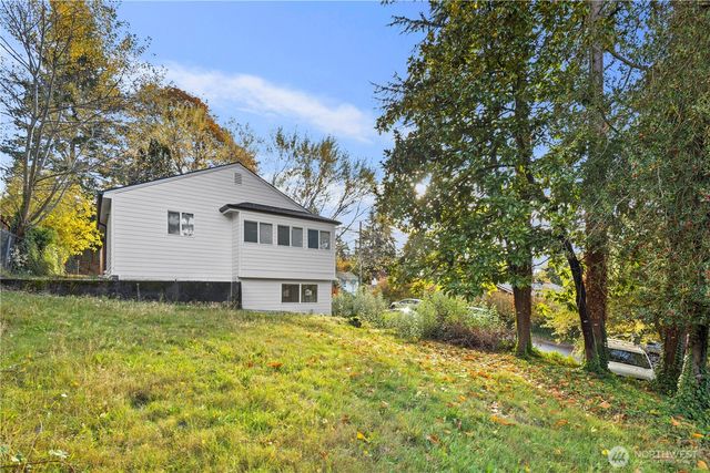 900 NE 105th St, Seattle, WA 98125