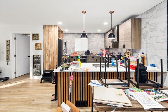 900 NE 105th St, Seattle, WA 98125