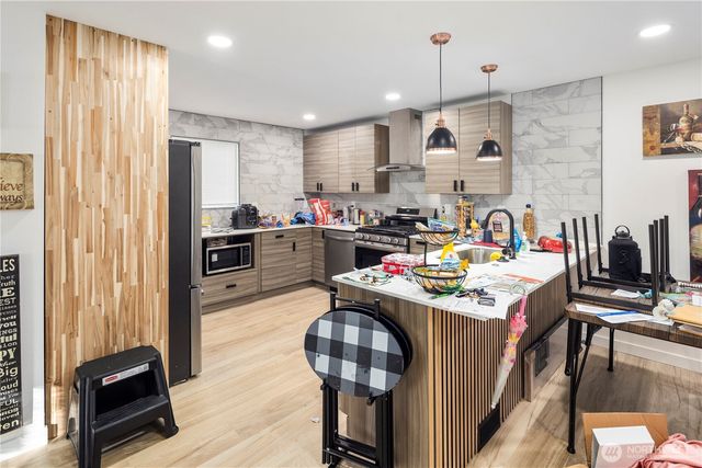 900 NE 105th St, Seattle, WA 98125