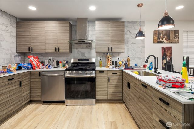 900 NE 105th St, Seattle, WA 98125