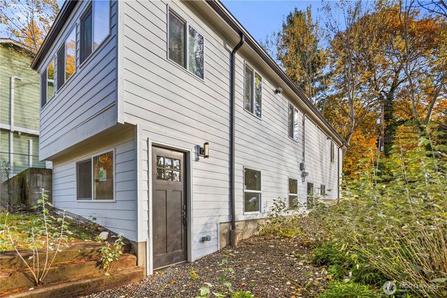 900 NE 105th St, Seattle, WA 98125