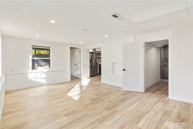 900 NE 105th St, Seattle, WA 98125