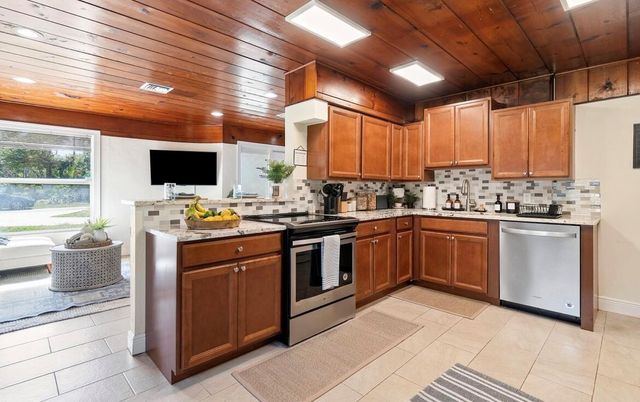 727 S Lake Drive, Lantana, FL 33462