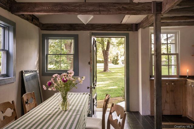 24 Van Wyck Lane, Claverack, NY 12534