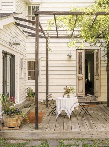 24 Van Wyck Lane, Claverack, NY 12534