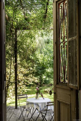 24 Van Wyck Lane, Claverack, NY 12534