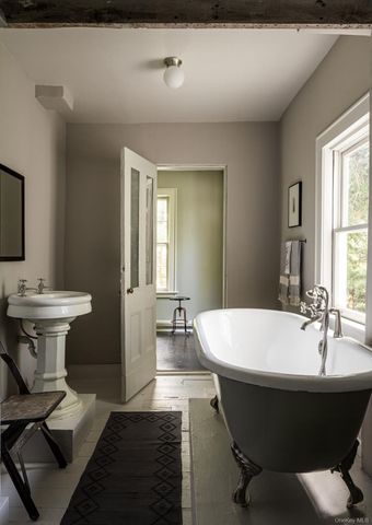 24 Van Wyck Lane, Claverack, NY 12534