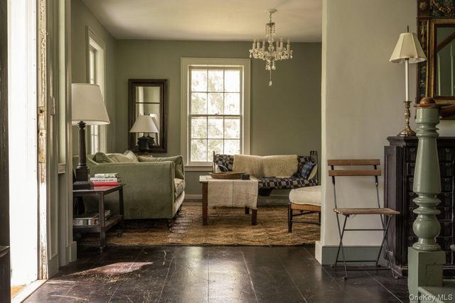 24 Van Wyck Lane, Claverack, NY 12534