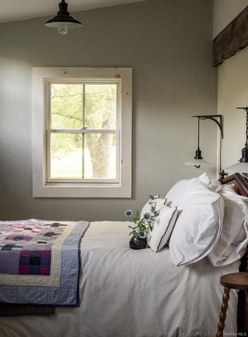 24 Van Wyck Lane, Claverack, NY 12534