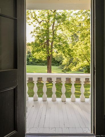 24 Van Wyck Lane, Claverack, NY 12534