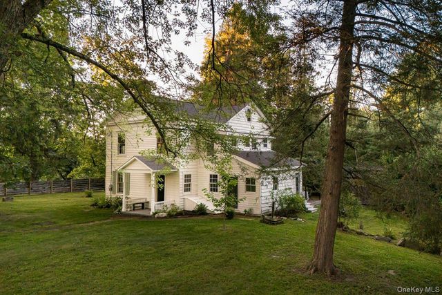 24 Van Wyck Lane, Claverack, NY 12534