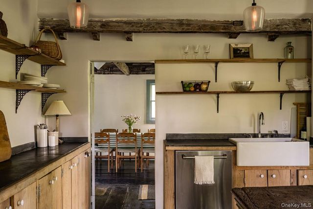 24 Van Wyck Lane, Claverack, NY 12534