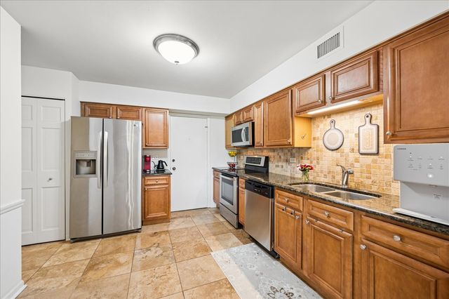 3851 Mission Hills Road 502, Northbrook, IL 60062
