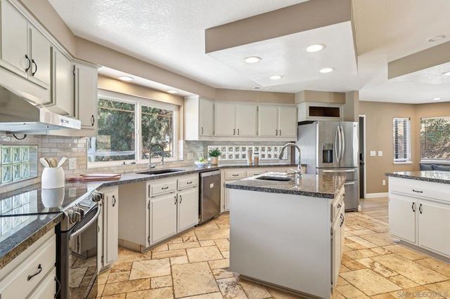 11810 Hi Ridge Rd, Lakeside, CA 92040