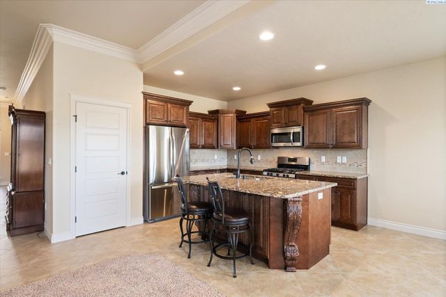 2818 Tuscanna Dr, Richland, WA 99354