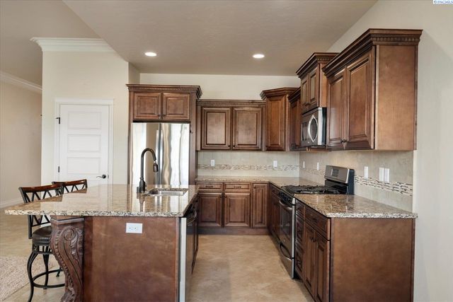 2818 Tuscanna Dr, Richland, WA 99354