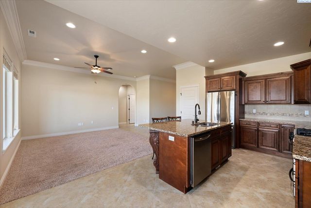 2818 Tuscanna Dr, Richland, WA 99354