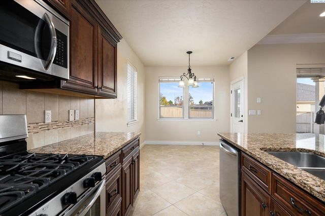 2818 Tuscanna Dr, Richland, WA 99354