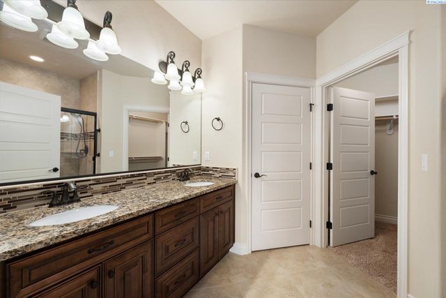 2818 Tuscanna Dr, Richland, WA 99354