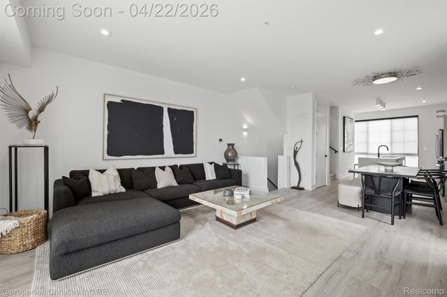 533 E Harrison Avenue 35, Royal Oak, MI 48067