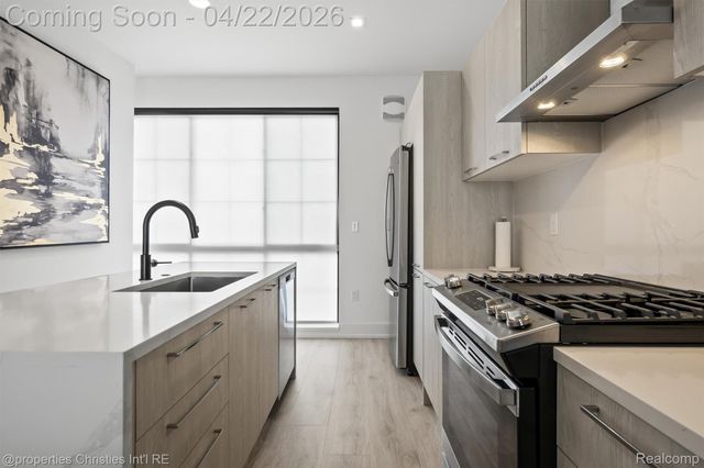 533 E Harrison Avenue 35, Royal Oak, MI 48067