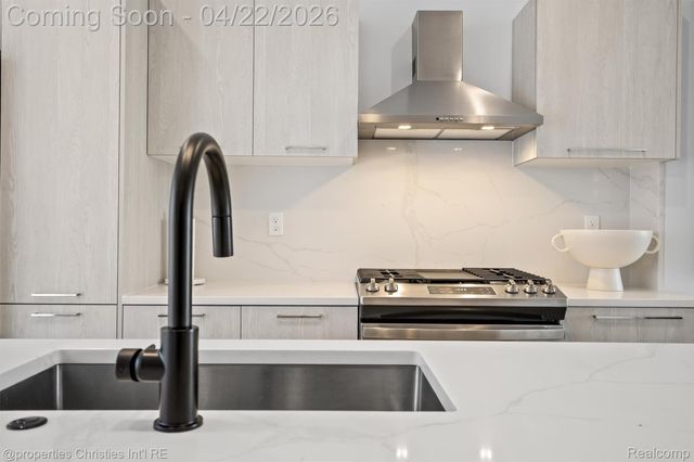 533 E Harrison Avenue 35, Royal Oak, MI 48067