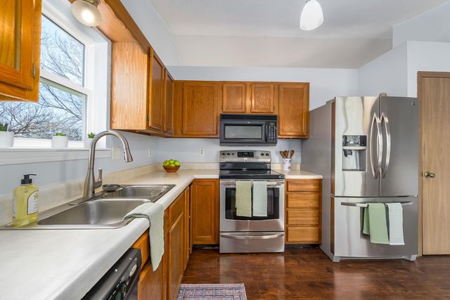 2029 N Pine Grove Ct, Wichita, KS 67212