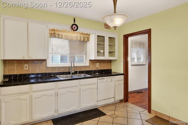 13440 Charlotte Avenue, Warren, MI 48089