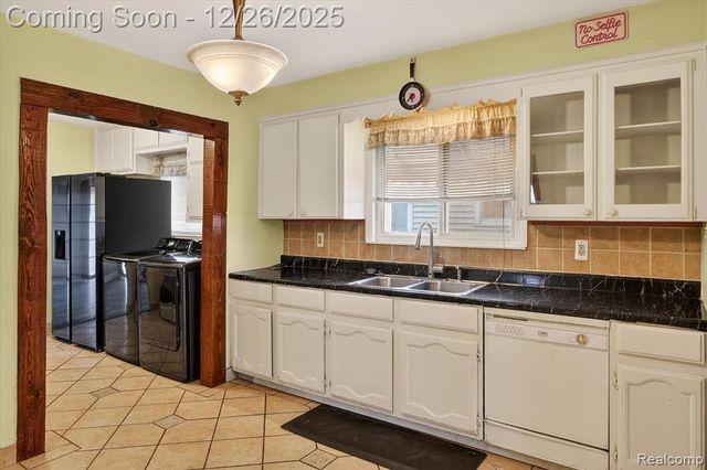 13440 Charlotte Avenue, Warren, MI 48089