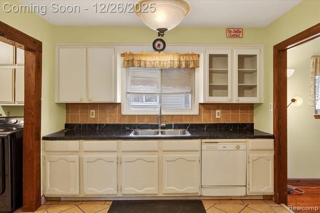 13440 Charlotte Avenue, Warren, MI 48089