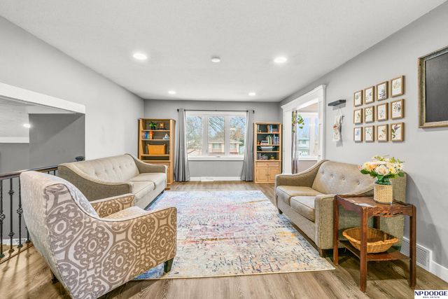 11698 Roanoke Boulevard, Omaha, NE 68164