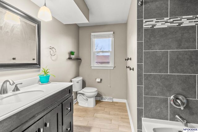 11698 Roanoke Boulevard, Omaha, NE 68164