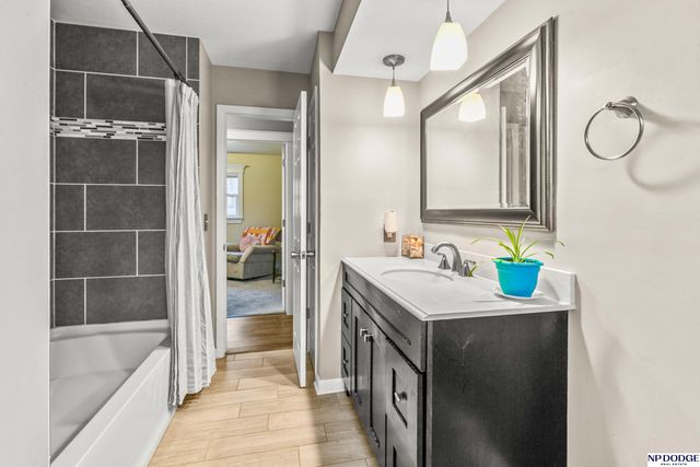 11698 Roanoke Boulevard, Omaha, NE 68164