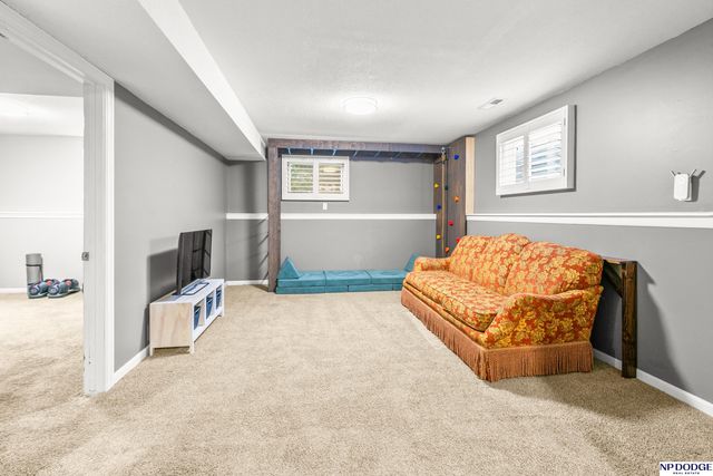 11698 Roanoke Boulevard, Omaha, NE 68164