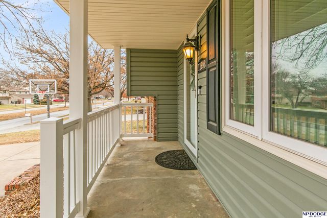 11698 Roanoke Boulevard, Omaha, NE 68164