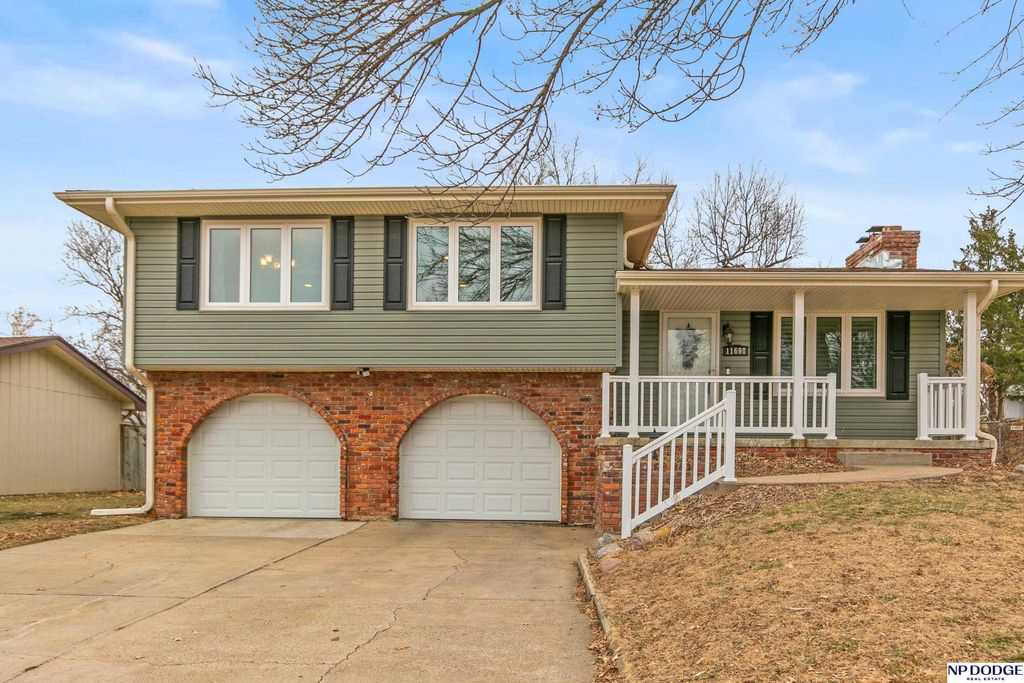 11698 Roanoke Boulevard, Omaha, NE 68164