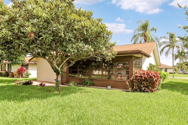 3449 Shadow Wood Dr, Green Acres, FL 33463