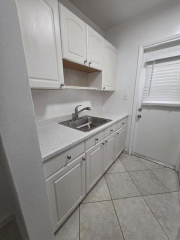 1329 NE 17th Ave 2, Fort Lauderdale, FL 33304