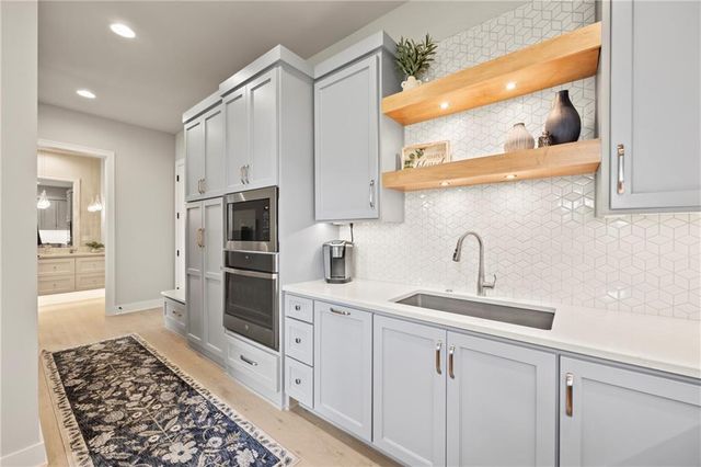 11201 W 169th Street, Overland Park, KS 66221