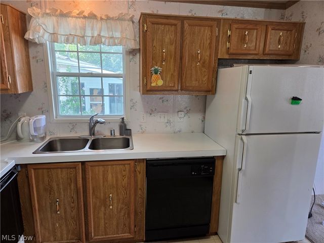 8 Maple Drive, Olmsted Twp, OH 44138