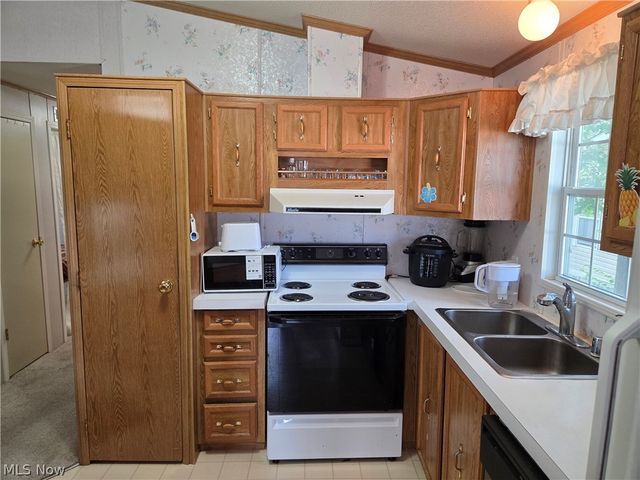 8 Maple Drive, Olmsted Twp, OH 44138