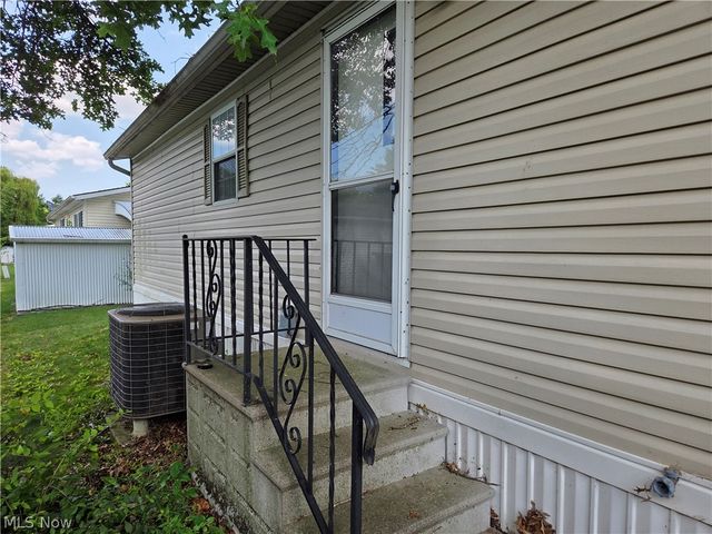 8 Maple Drive, Olmsted Twp, OH 44138