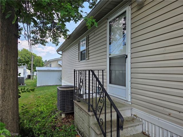 8 Maple Drive, Olmsted Twp, OH 44138