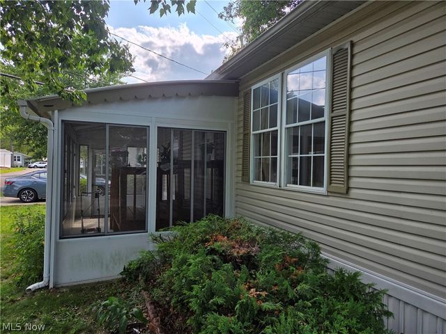 8 Maple Drive, Olmsted Twp, OH 44138