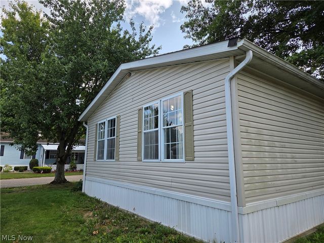 8 Maple Drive, Olmsted Twp, OH 44138