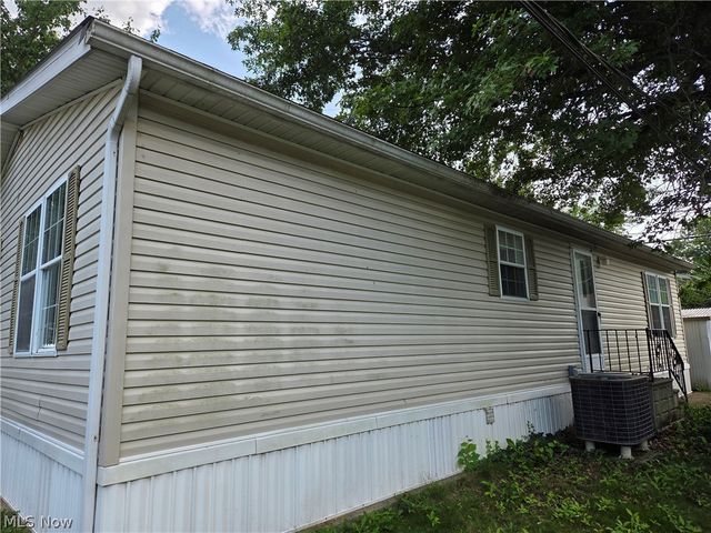 8 Maple Drive, Olmsted Twp, OH 44138