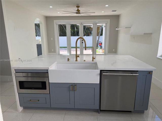 364 SW 188th Ave, Pembroke Pines, FL 33029