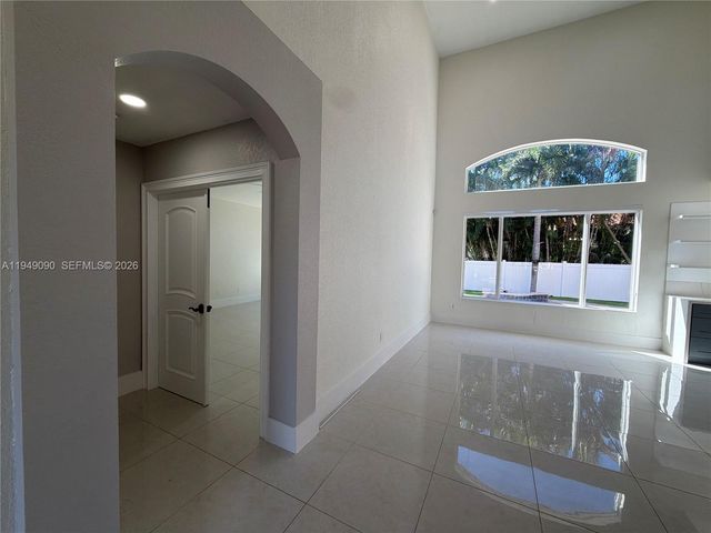 364 SW 188th Ave, Pembroke Pines, FL 33029