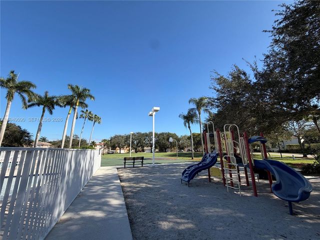 364 SW 188th Ave, Pembroke Pines, FL 33029